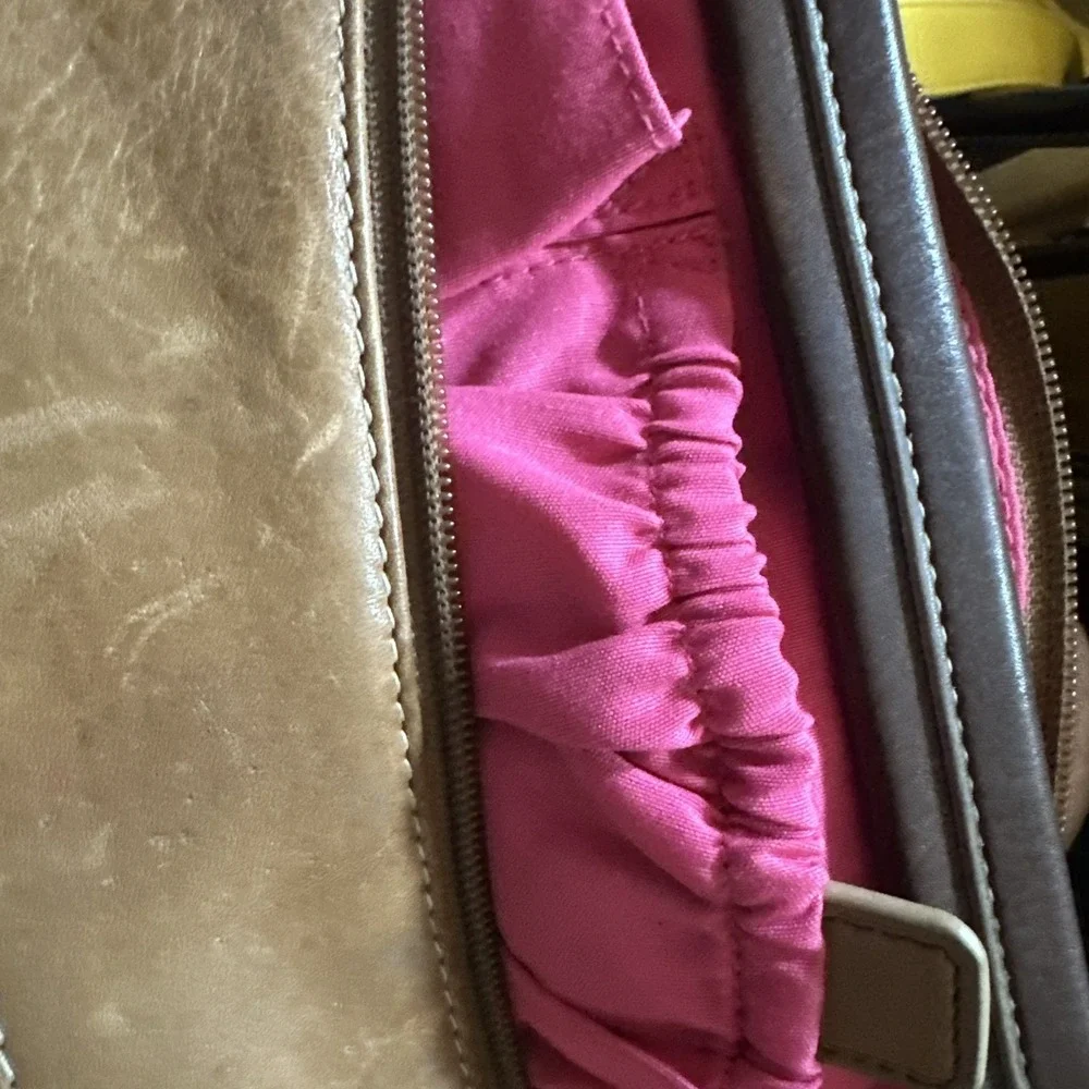 STONE MOUNTAIN tan Pebble Leather Baguette Purse Pink Inside